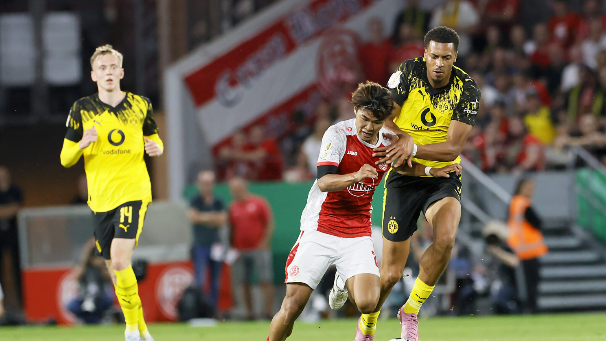 包含关键时刻托特纳姆备战亚冠德国杯集结日走向成谜，这一次真的多特蒙德转会期外线爆发的词条